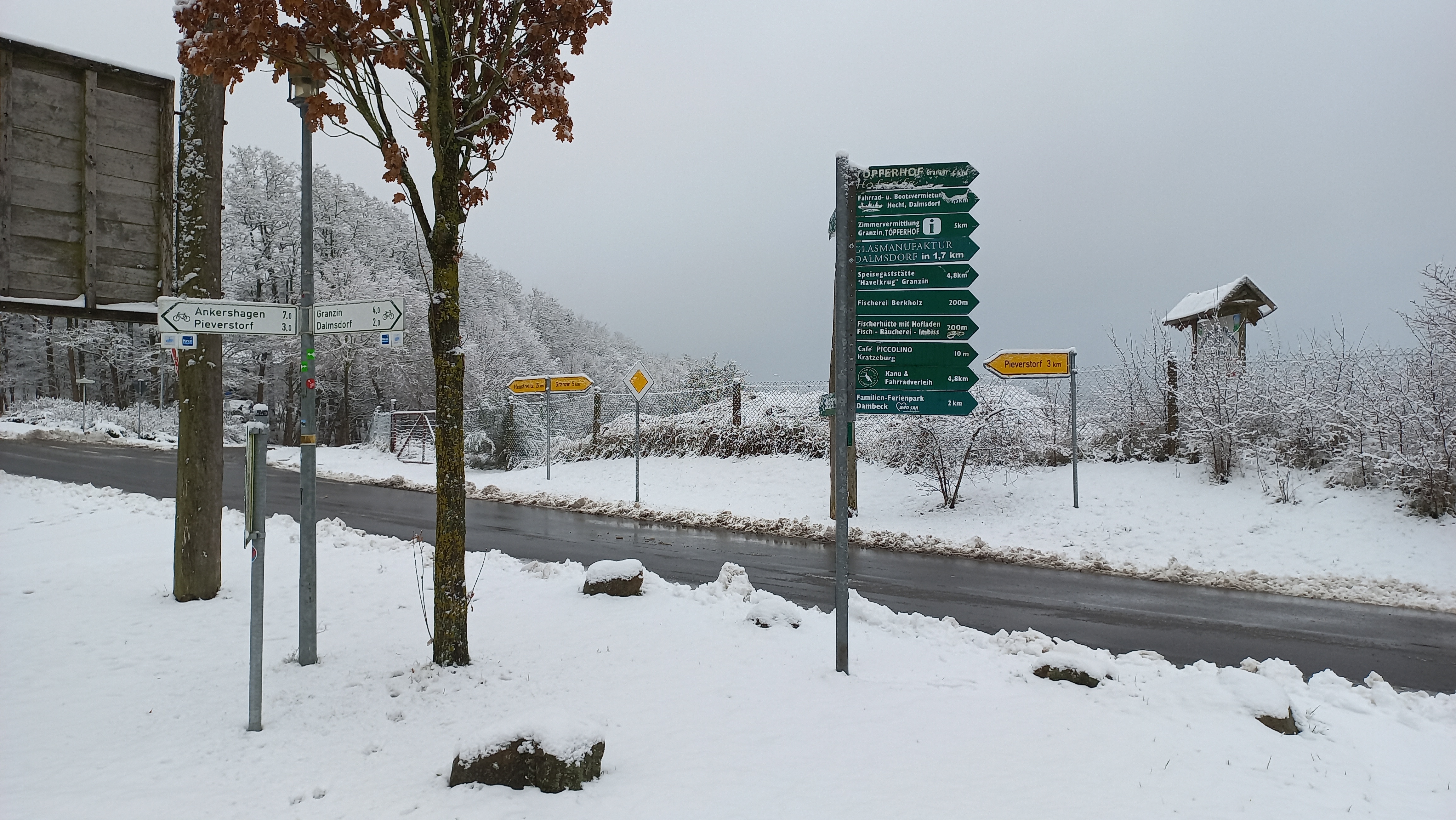 Havel Alm Kratzeburg | Wegweiser vor dem Haus