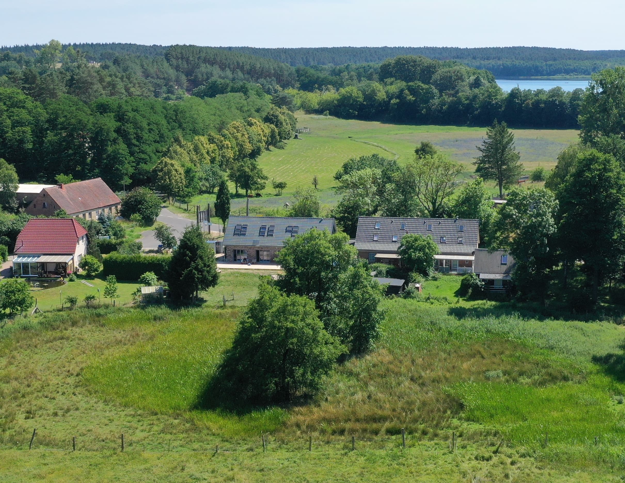 Havel Alm Kratzeburg | Der Sumpf hinter dem Haus von oben